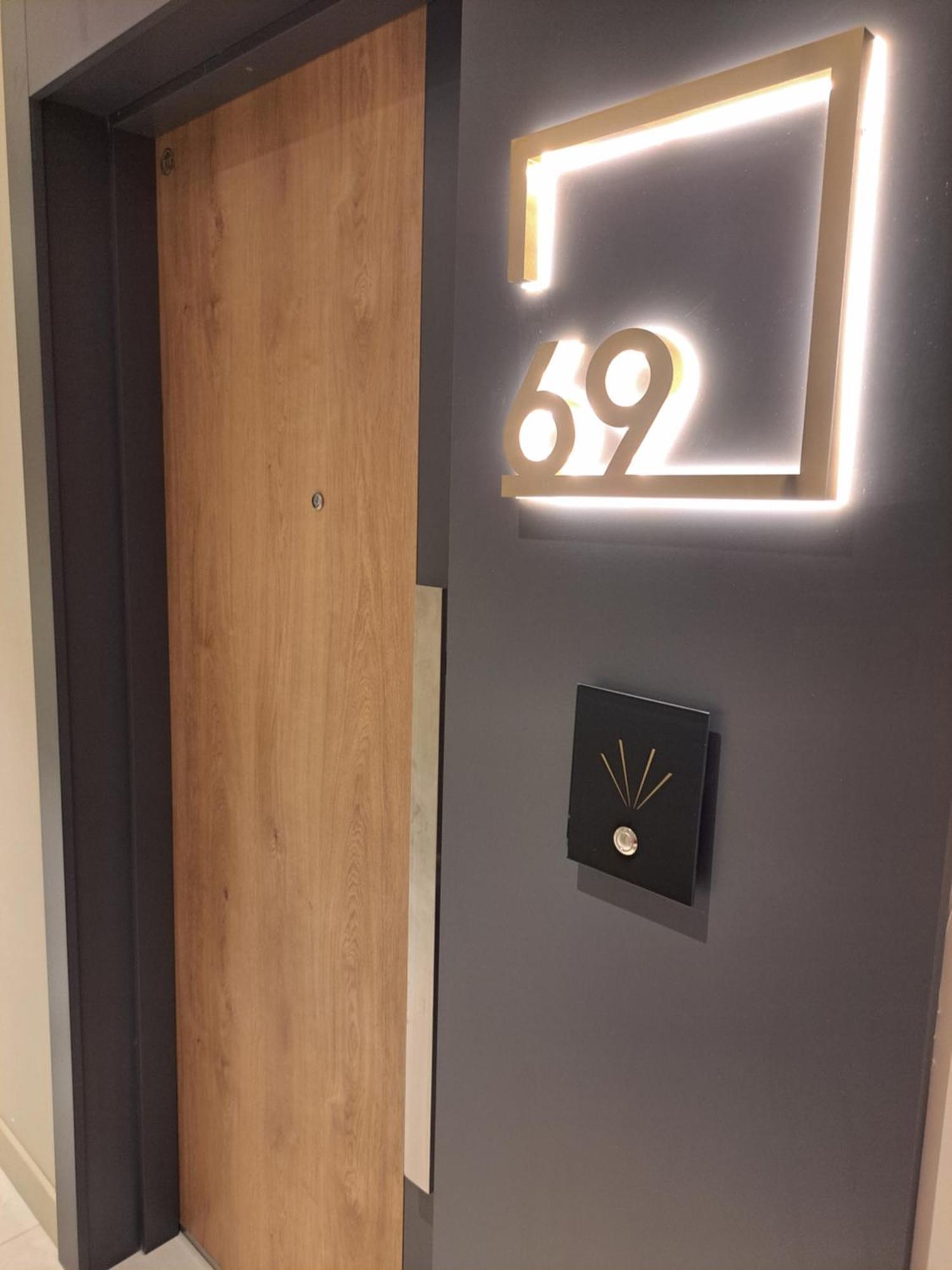 Anika Luxury Apartment At Diamond Center Skopje Buitenkant foto
