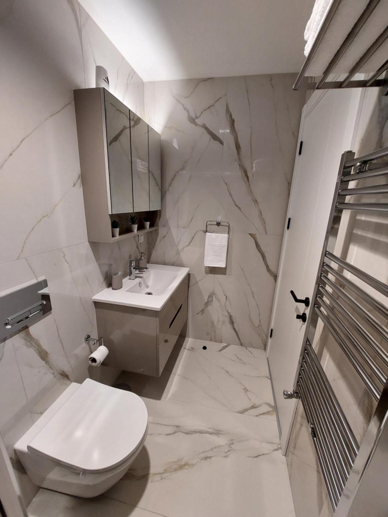 Anika Luxury Apartment At Diamond Center Skopje Buitenkant foto
